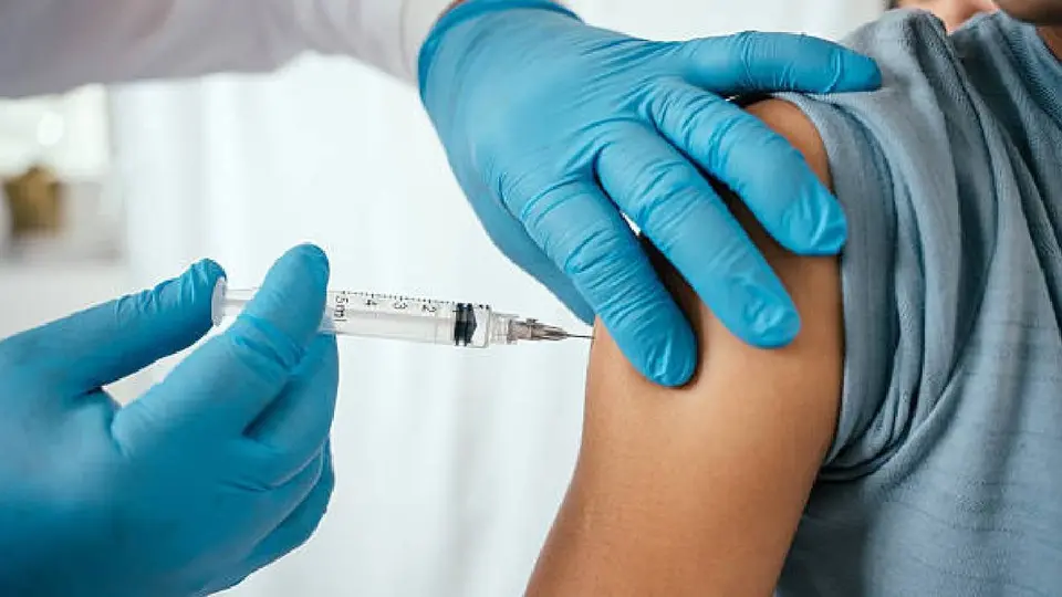 ¿Qué es la vacuna contra el virus sincicial respiratorio y quiénes deben aplicársela en México?