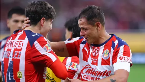 Emotivas palabras de Chicharito para Hormiga González tras la victoria sobre Rayados