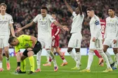 ¡Polémica en Anfield! Arbitro revirtió posible penal en contra del Real Madrid