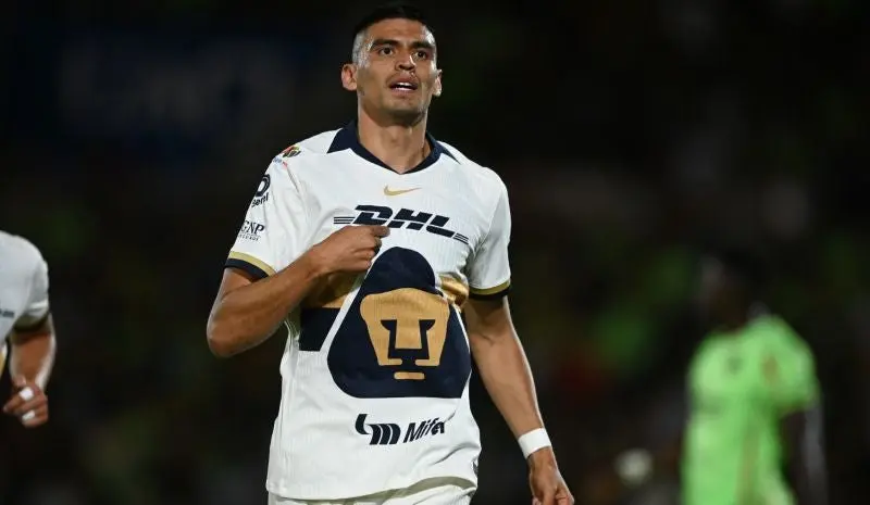 Guillermo Martínez con Puma | IMAGO7
