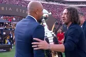 Carles Puyol se niega a cargar la copa en la final de la Libertadores
