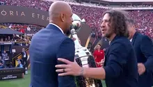 Carles Puyol se niega a cargar la copa en la final de la Libertadores