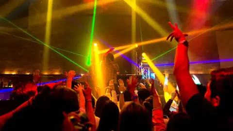 ¿Tu negocio pone música de Spotify o YouTube? Estas son las multas por usar canciones sin licencia