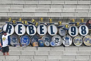 Afición de Pumas realiza protesta en duelo vs Xolos: "Respeten nuestra historia"