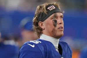 Jaxson Dart manda fuerte mensaje tras ser golpeado ante Patriots: "No estamos jugando Soccer"