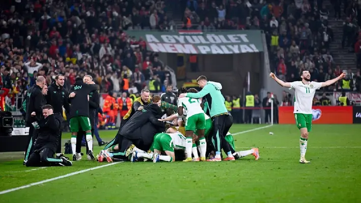 ¡A repechaje! Irlanda remonta a Hungría con gol de último minuto