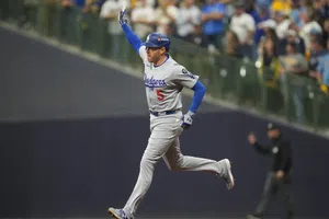 Dodgers toma la ventaja ante Brewers en el primer juego con homerun de Freddie Freeman