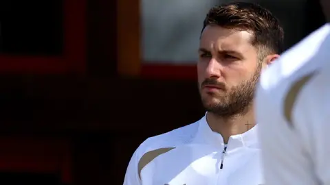 El misterio detrás de la lesión de Santiago Giménez en el Milan; prensa italiana revela situación