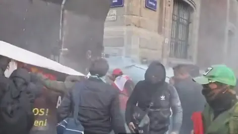 VIDEO: La CNTE desata tensión frente a Palacio Nacional; busca tirar las vallas
