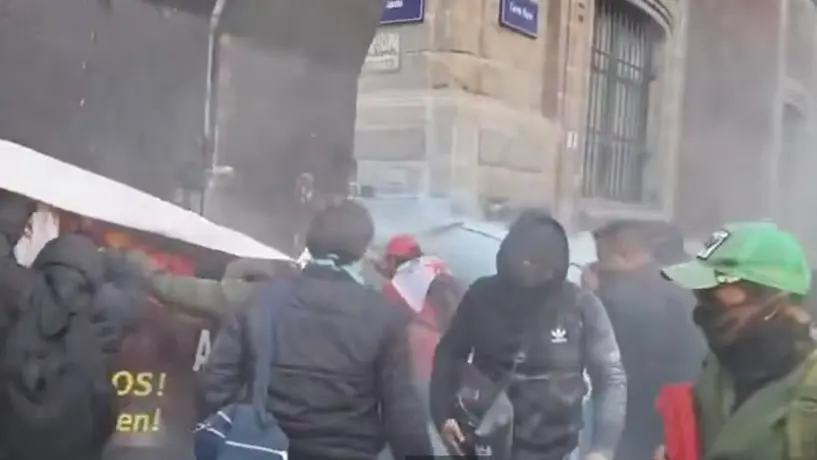 VIDEO: La CNTE desata tensión frente a Palacio Nacional; busca tirar las vallas