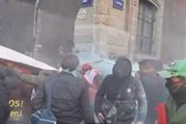 VIDEO: La CNTE desata tensión frente a Palacio Nacional; busca tirar las vallas