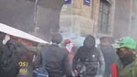 VIDEO: La CNTE desata tensión frente a Palacio Nacional; busca tirar las vallas