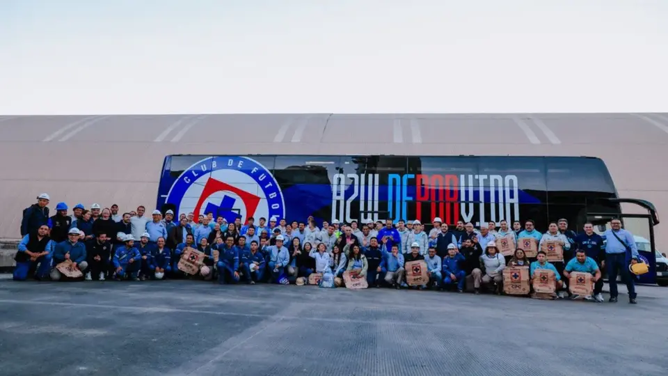 Cruz Azul visita la planta cementera en Puebla y convive con los trabajadores