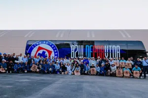 Cruz Azul visita la planta cementera en Puebla y convive con los trabajadores
