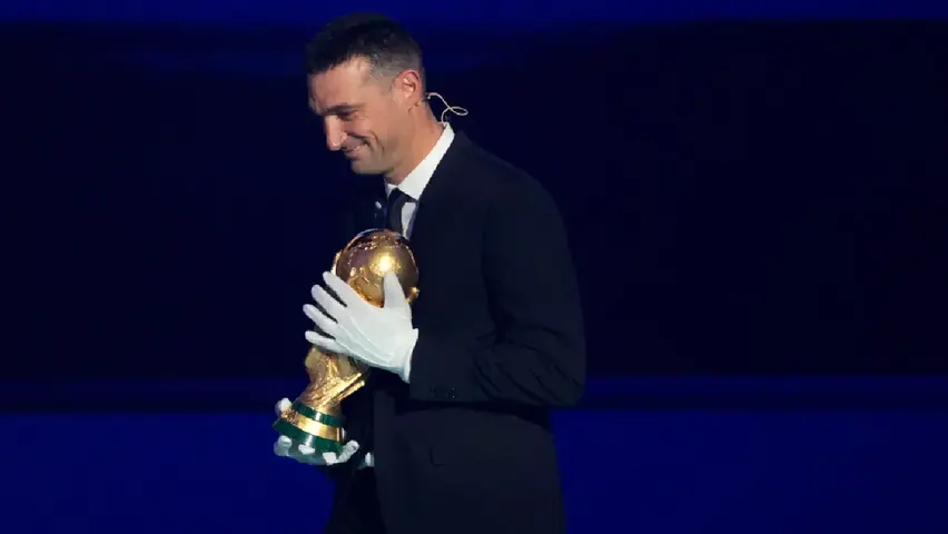 Lionel Scaloni con la Copa del Mundo | AP
