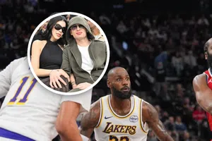 Invitados especiales en la NBA: Peso Pluma y Kenia OS en primera fila