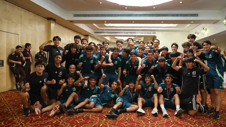 ¡Hermano, ya eres mexicano! Japón celebró con México el triunfo ante Argentina
