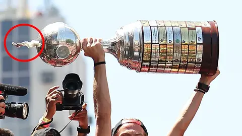 ¡A lo Sergio Ramos! Flamengo rompe trofeo de Copa Libertadores