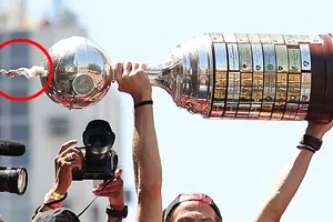 ¡A lo Sergio Ramos! Flamengo rompe trofeo de Copa Libertadores