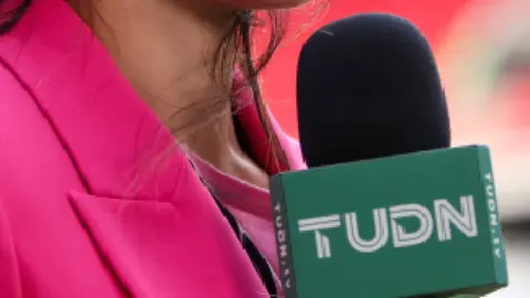 Comentarista de TUDN comete tremenda equivocación tras confundir a Televisa con Box Azteca
