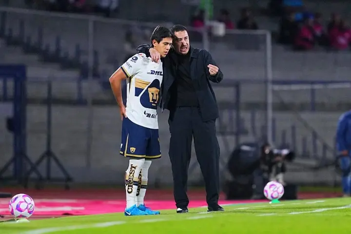 Efraín Juárez con JJ Macías en Pumas | IMAGO 7