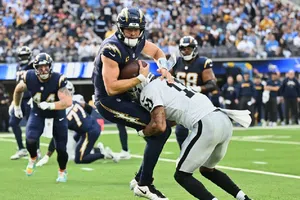 ¿Se pierde la temporada? Justin Herbert sufrió una fractura en la mano