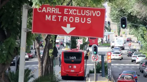 Choque entre Metrobús de Línea 1 y camioneta deja siete lesionados en Insurgentes