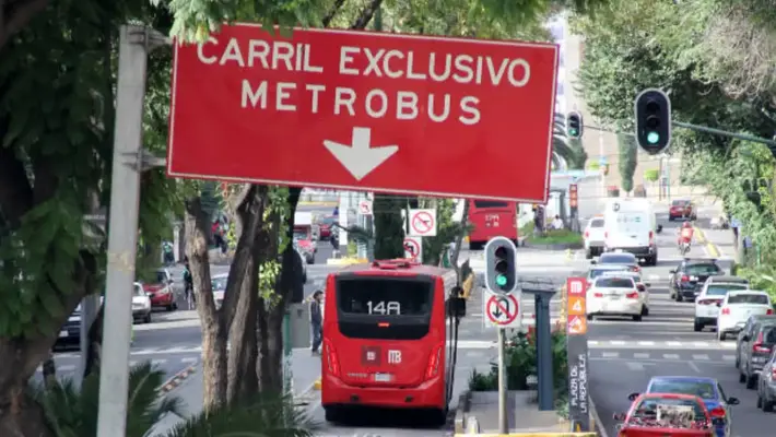 Choque entre Metrobús de Línea 1 y camioneta deja siete lesionados en Insurgentes