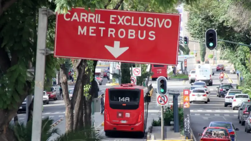 Choque entre Metrobús de Línea 1 y camioneta deja siete lesionados en Insurgentes