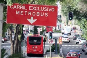 Choque entre Metrobús de Línea 1 y camioneta deja siete lesionados en Insurgentes
