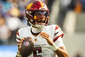 ¡Esta de vuelta! Jayden Daniels será titular ante los Vikings