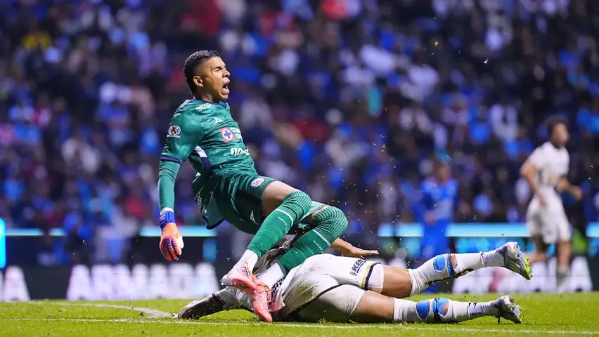 Momento exacto de la barrida de Carrasquilla que dejó lesionado a Mier | IMAGO7