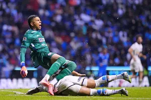 Cruz Azul buscará inhabilitación de Carrasquilla, en caso de fractura de Kevin Mier