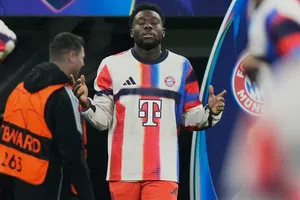 Alphonso Davies de regreso a la banca del Bayern después de nueve meses