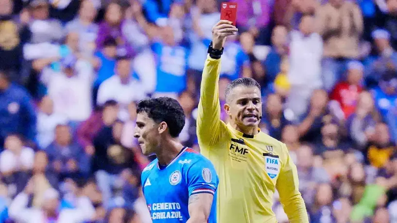 Lorenzo Faravelli es expulsado en el Cruz Azul vs Pumas