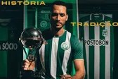 Chapecoense vuelve a Primera División y honra a sus víctimas con una camiseta histórica