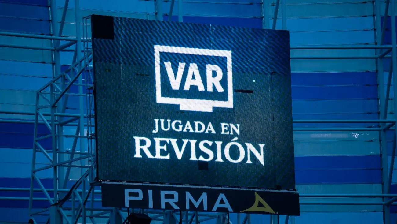 Revisión del VAR en Puebla | IMAGO7