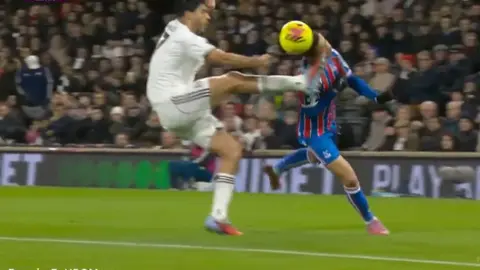 ¡De a gratis! Raúl Jiménez lanza tremenda patada a rival y se salva de expulsión