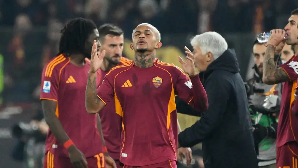 Roma vence a Como y aprieta la lucha por el título de la Serie A