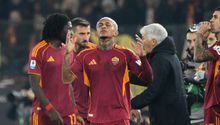 Roma vence a Como y aprieta la lucha por el título de la Serie A
