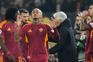 Roma vence a Como y aprieta la lucha por el título de la Serie A