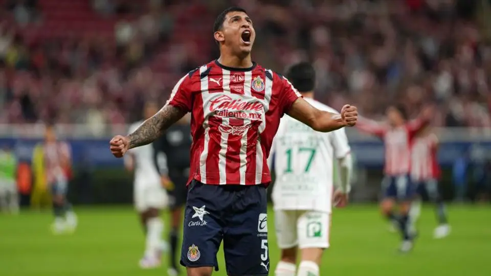 Un detalle que vale más que un gol: aficionado de Chivas sorprende al ‘Cotorro’ González