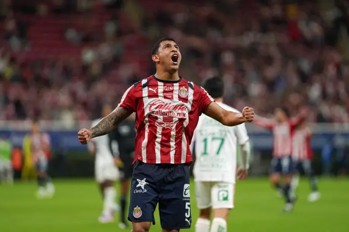 Un detalle que vale más que un gol: aficionado de Chivas sorprende al ‘Cotorro’ González