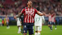 Un detalle que vale más que un gol: aficionado de Chivas sorprende al ‘Cotorro’ González