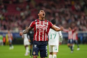 Un detalle que vale más que un gol: aficionado de Chivas sorprende al ‘Cotorro’ González