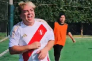 ¡De crack! Cristian Castro se luce con ‘golazo’ y desata la locura en cascarita