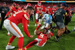 Dan Campbell, HC de Detroit, condena acción de Brian Brunch ante Chiefs