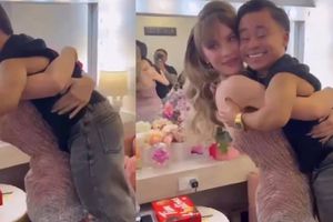 VIDEO: Belinda se emociona por conocer a Abelito y hasta lo carga