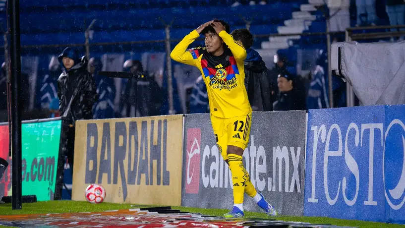 ¡Pasado celeste! Afición le recuerda a Isaías Violante su afición al Cruz Azul previo al Clásico Joven