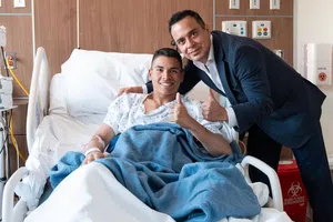 Víctor Velázquez visitó a Kevin Mier previo a la operación del portero